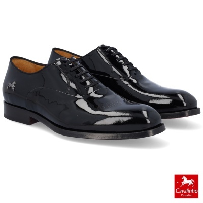 Sapatos pretos em verniz com atacadores e logótipo Cavalinho prata no calcanhar