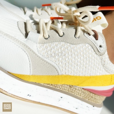 Ténis de desporto brancos com detalhes amarelos e rosa e texto GIOSEPPO