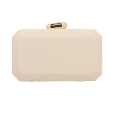 Clutch bege retangular com fecho dourado