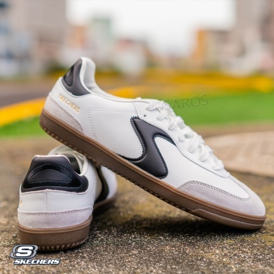 Ténis brancos com detalhes em preto e cinza e sola castanha