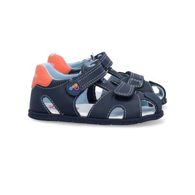 Sapatilha infantil azul escura com detalhes laranja e botão colorido.