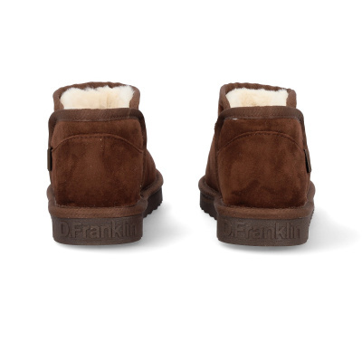 Botas castanhas em camurça forradas a pelo