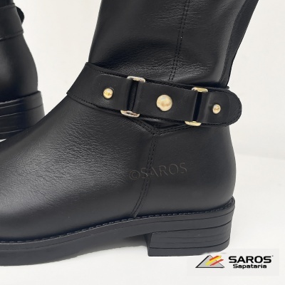 Bota preta em pele com fivela dourada e sola preta