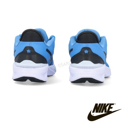 Sapatilhas Nike azuis e pretas vistas de trás com fundo branco