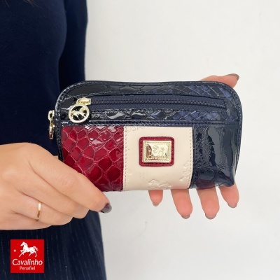 Carteira pequena azul escuro, vermelho e bege com zíper e placa dourada Cavalinho Penafiel