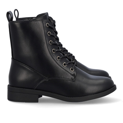 Botas pretas de pele com atacadores pretos e sola preta