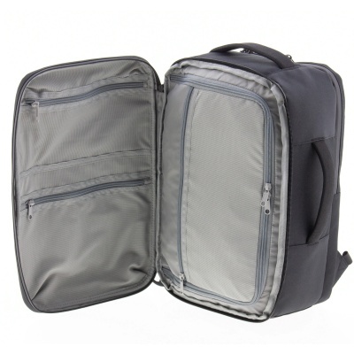 Mala de viagem ou mochila cinzenta com interior e compartimentos com fechos de correr