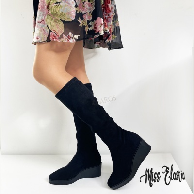 Botas pretas altas femininas com sola plataforma em cunha e vestido floral