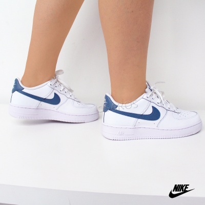 Ténis Nike brancos e azuis em pele com sola branca