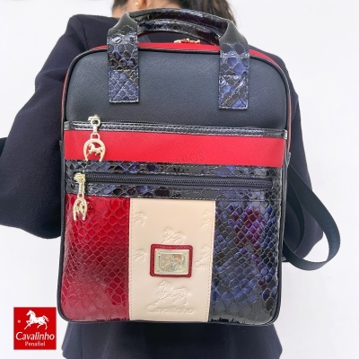 Mochila Cavalinho preta, vermelha e bege com texturas de pele de cobra e detalhes dourados