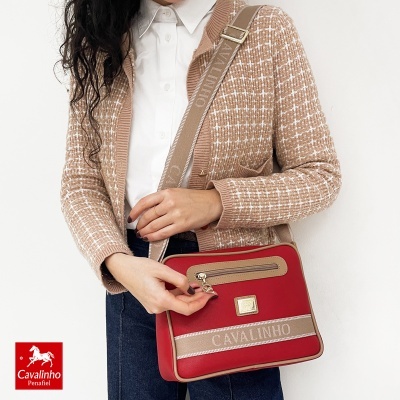 Mala de ombro vermelha com detalhes bege e inscrição CAVALINHO