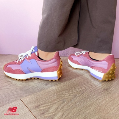 Ténis New Balance rosa e lilás com sola castanha e atacadores brancos