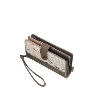 Carteira castanha com padrão abstrato colorido e fecho em pele