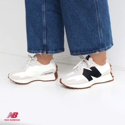 Ténis New Balance em branco, bege e preto com sola castanha