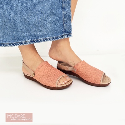 Sandálias cor de salmão com textura trançada e sola castanha