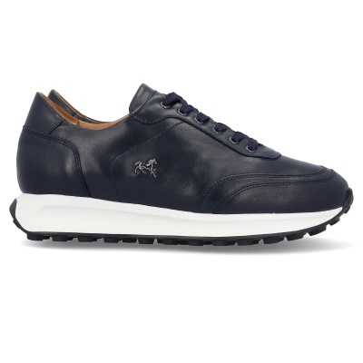 Ténis em pele azul escuro com sola branca e preta e logótipo de cavalo