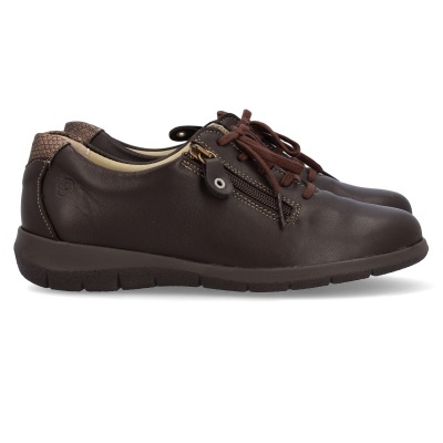 Sapatos castanhos em couro com atacadores e fecho lateral