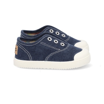 Sapatilhas de criança azuis com sola branca e ilhós metálicos