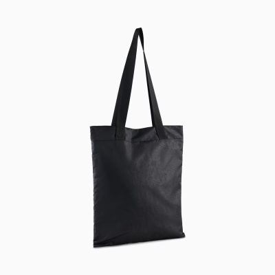 Saco tote preto com padrão de letras entrelaçadas