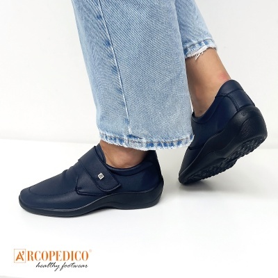 Sapatos pretos confortáveis Arcopedico com velcro e sola preta flexível