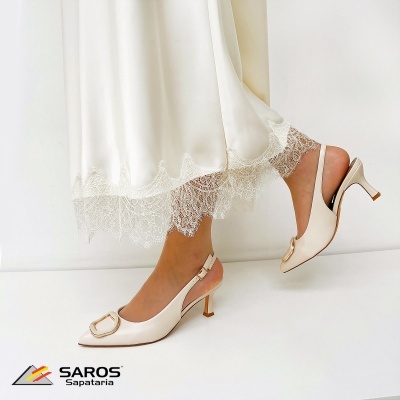 Sapatilhas de salto médio em pele bege claro com fivela dourada