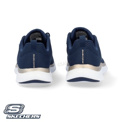Ténis desportivos Skechers azuis escuros vistos de trás