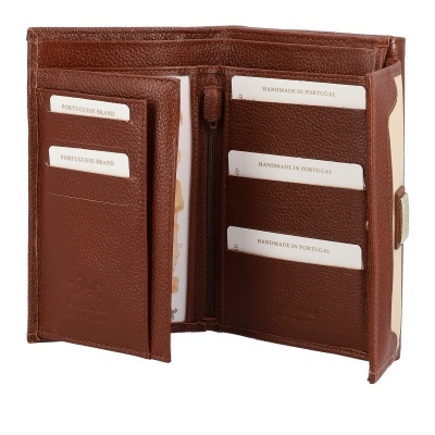 Carteira de pele castanha com vários compartimentos para cartões e fecho metálico.