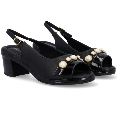 Sandálias negras em pele com salto médio e decoração de pérolas douradas