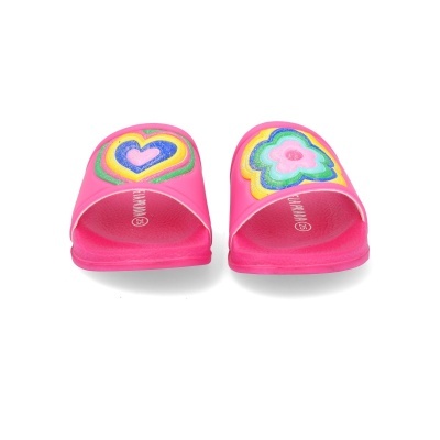 Chinelos cor-de-rosa com coração e flor bordados coloridos.