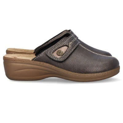 Chinelos tipo mule castanhos escuros com sola castanha e detalhe em velcro