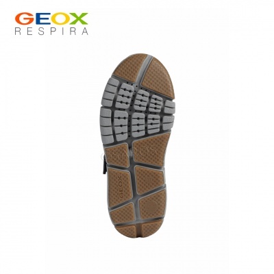 Sola de sapato castanha e cinzenta da marca GEOX com logótipo GEOX RESPIRA à esquerda.