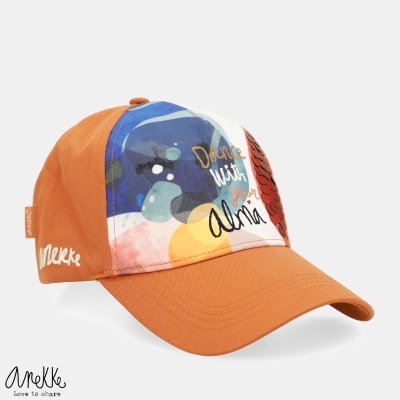 Boné colorido com pala curva e padrão abstrato com texto 'Dance with your Alma'