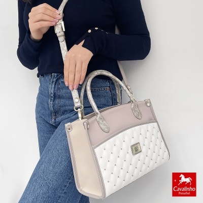 Bolsa tote branca matelassé com detalhes bege e cinza, alça ajustável e alças curtas, logo Cavalinho Penafiel