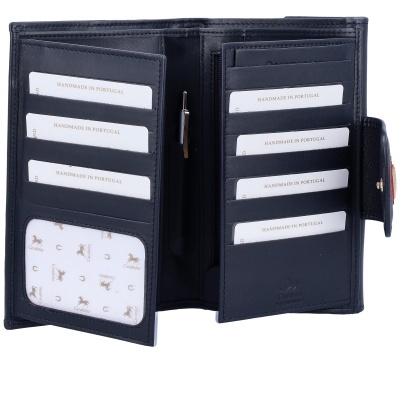 Carteira de pele preta aberta com compartimentos para cartões e janela transparente com padrão Cavalinho.