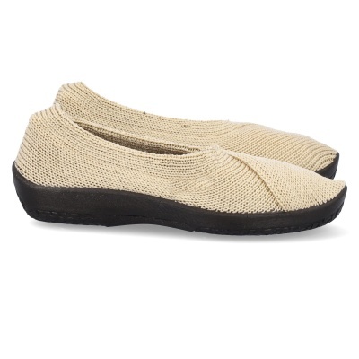 Sapatos tipo sapatilha bege com sola preta