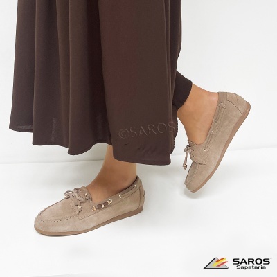 Sapatos mocassim de mulher em camurça bege claro com atacadores e sola de borracha