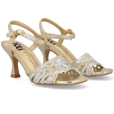 Sandálias de salto douradas com tiras trançadas prateadas e douradas e fivela dourada.