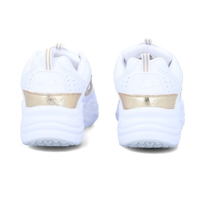 Par de sapatilhas brancas FILA com detalhes dourados visto de trás