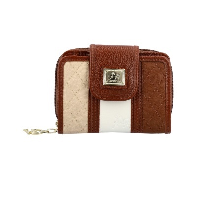 Carteira feminina bege, branca e castanha com etiqueta dourada e padrão de costura em losangos