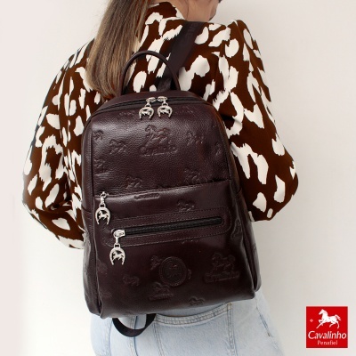 Mochila em pele castanha escura com padrão em relevo e zíperes prateados