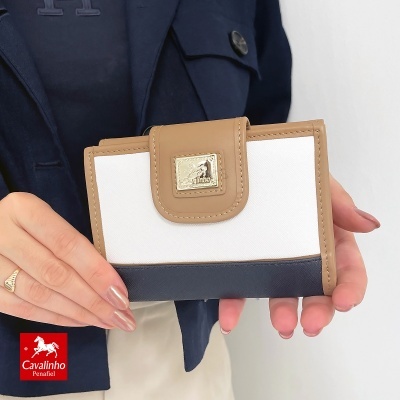 Carteira feminina branca com detalhes castanhos e pretos da marca Cavalinho