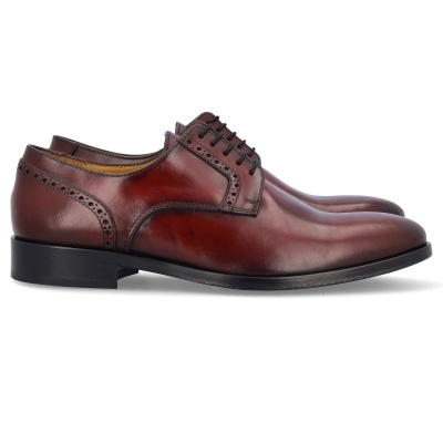 Sapatos de couro castanho-escuro com atacadores e perfurações decorativas