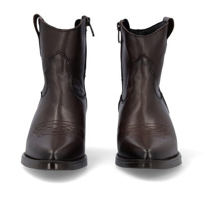 Botas castanho escuro em pele com padrão decorativo