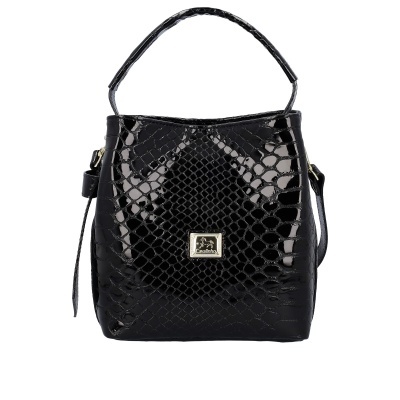 Mala preta tipo saco com padrão imitação pele de cobra brilhante e placa metálica da marca
