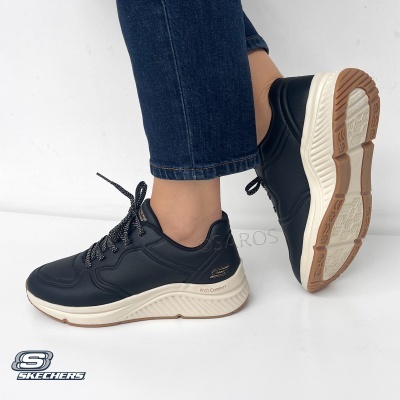 Ténis pretos Skechers com sola branca e detalhes castanhos