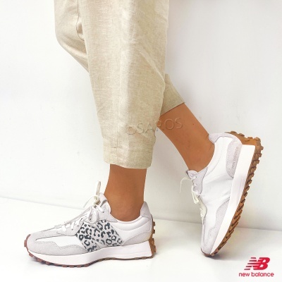 Ténis New Balance brancos com padrão animal print cinzento e sola castanha