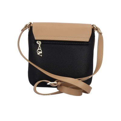 Mala tiracolo bicolor preta e bege com pendente dourado e alça ajustável.