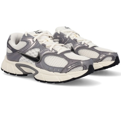 Sapatilhas desportivas Nike brancas e cinza com sola creme e preta