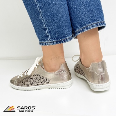 Ténis femininos dourados com padrão floral e atacadores brancos