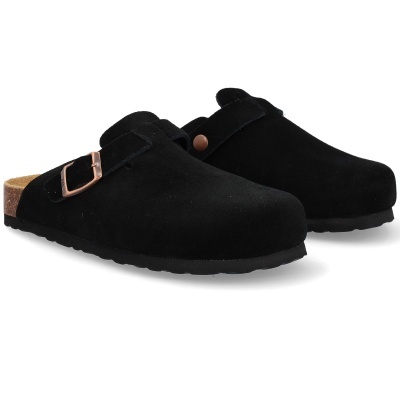 Chinelos pretos de couro com fivela de metal e sola preta